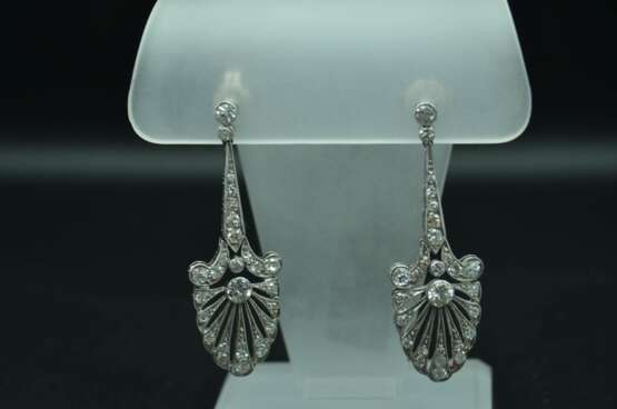 Boucles d&amp;39;oreilles en platine avec 56 diamants naturels 21th century - photo 2