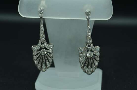 Boucles d&amp;39;oreilles en platine avec 56 diamants naturels 21th century - photo 3