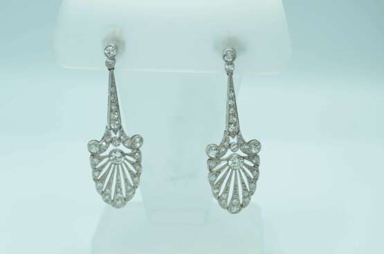 Boucles d&amp;39;oreilles en platine avec 56 diamants naturels 21th century - photo 4