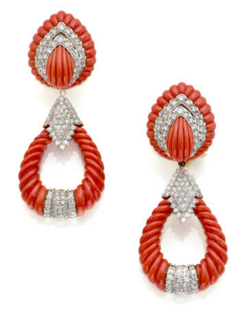 Carved coral, round diamond and bi-coloured gold e… - Foto 1