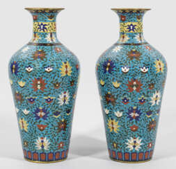 Paar große Cloisonné-Vasen mit Lotusdekor