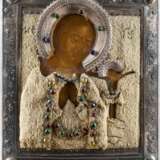 AN ICON OF THE MOTHER OF GOD AKHTYRSKAYA (OF AKHTYRKA) WITH EMBROIDERED OKLAD - Foto 1