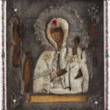 AN ICON SHOWING THE MOTHER OF GOD OF 'UNEXPECTED JOY' WITH EMBROIDERED OKLAD WITH KYOT - Foto 1