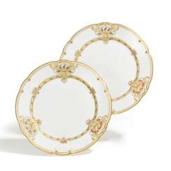 Zwei Teller mit Reliefemail