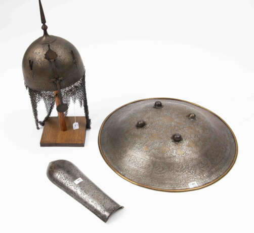 Lot: Helm, Armschiene, Schild - фото 1