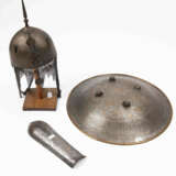 Lot: Helm, Armschiene, Schild - фото 1