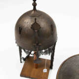 Lot: Helm, Armschiene, Schild - фото 3