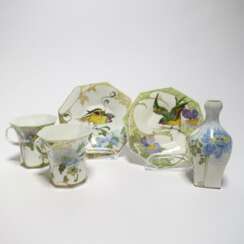 Zwei Tassen und Untertassen & Miniaturvase mit Vögeln und Blumendekor