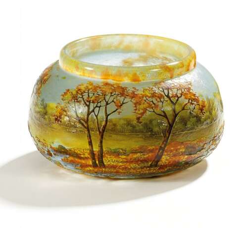 Kleine Vase mit Herbstbäumen in Auenlandschaft - Foto 1