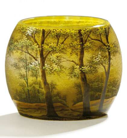 Kleine flach gebauchte Vase mit Bäumen in Frühlingslandschaft - фото 1