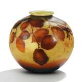 Kugelförmige Vase mit Haselnusszweigen - photo 1