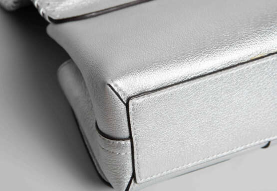 Louis Vuitton, Schultertasche "Very Chain Bag Silver" - Foto 17