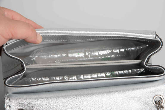 Louis Vuitton, Schultertasche "Very Chain Bag Silver" - photo 20