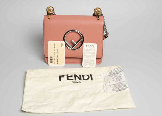 Fendi, kleine Schultertasche "Kan I" - photo 11