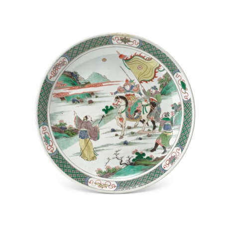 A GILT-DECORATED FAMILLE VERTE ‘FIGURAL’ DISH - фото 1