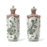 TWO GILT-DECORATED FAMILLE VERTE CYLINDRICAL ‘FLOWER AND ANTIQUES’ VASES AND COVERS - фото 1