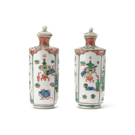 TWO GILT-DECORATED FAMILLE VERTE CYLINDRICAL ‘FLOWER AND ANTIQUES’ VASES AND COVERS - фото 2