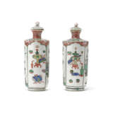 TWO GILT-DECORATED FAMILLE VERTE CYLINDRICAL ‘FLOWER AND ANTIQUES’ VASES AND COVERS - фото 2