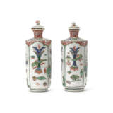 TWO GILT-DECORATED FAMILLE VERTE CYLINDRICAL ‘FLOWER AND ANTIQUES’ VASES AND COVERS - фото 3