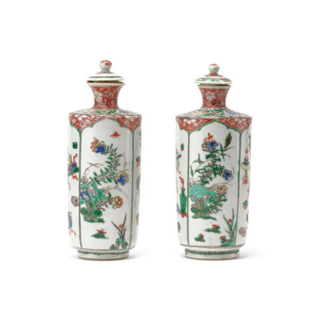 TWO GILT-DECORATED FAMILLE VERTE CYLINDRICAL ‘FLOWER AND ANTIQUES’ VASES AND COVERS - фото 4