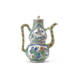 A FAMILLE VERTE ‘FLOWER AND ROCK’ DOUBLE-GOURD EWER AND COVER - Foto 2