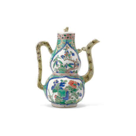 A FAMILLE VERTE ‘FLOWER AND ROCK’ DOUBLE-GOURD EWER AND COVER - Foto 2