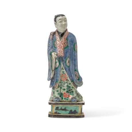 A BISCUIT-ENAMELLED FIGURE OF AN ATTENDANT - Foto 1