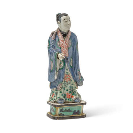 A BISCUIT-ENAMELLED FIGURE OF AN ATTENDANT - Foto 2