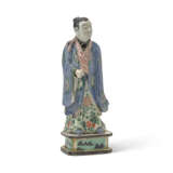 A BISCUIT-ENAMELLED FIGURE OF AN ATTENDANT - Foto 2