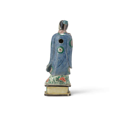 A BISCUIT-ENAMELLED FIGURE OF AN ATTENDANT - Foto 3