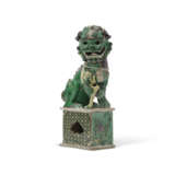 A FAMILLE VERTE MODEL OF A SEATED BUDDHIST LION - фото 1