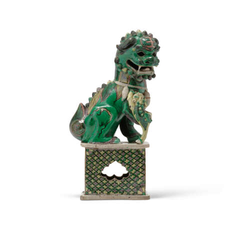 A FAMILLE VERTE MODEL OF A SEATED BUDDHIST LION - фото 2