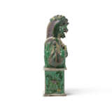 A FAMILLE VERTE MODEL OF A SEATED BUDDHIST LION - фото 3