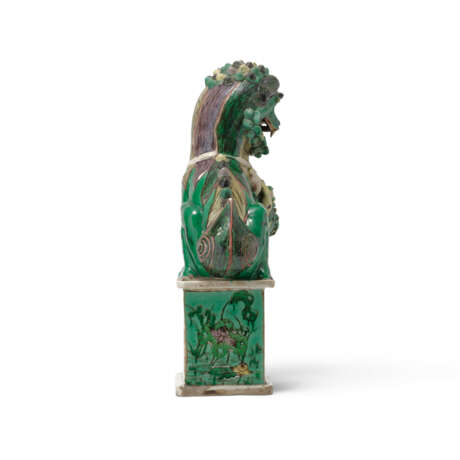 A FAMILLE VERTE MODEL OF A SEATED BUDDHIST LION - фото 3