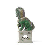 A FAMILLE VERTE MODEL OF A SEATED BUDDHIST LION - фото 4