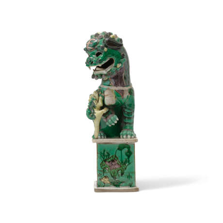 A FAMILLE VERTE MODEL OF A SEATED BUDDHIST LION - фото 5