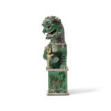 A FAMILLE VERTE MODEL OF A SEATED BUDDHIST LION - фото 5