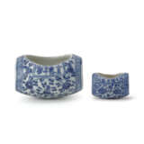 TWO BLUE AND WHITE ‘FLOWER SCROLL’ BIRD FEEDERS - Foto 1