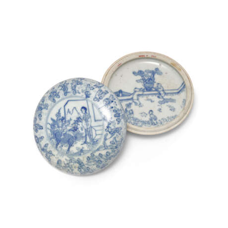 A BLUE AND WHITE ‘QILIN AND HUNDRED BOYS’ CIRCULAR COSMETIC BOX AND COVER - фото 1