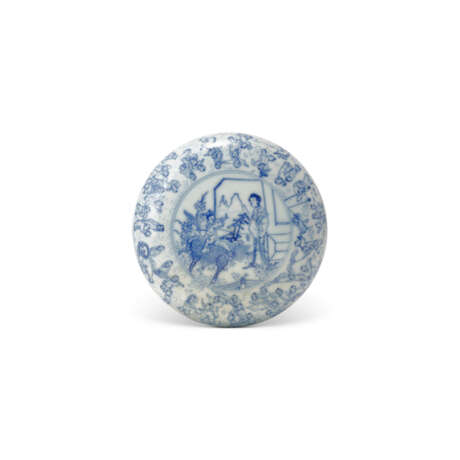 A BLUE AND WHITE ‘QILIN AND HUNDRED BOYS’ CIRCULAR COSMETIC BOX AND COVER - Foto 2