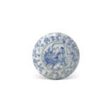 A BLUE AND WHITE ‘QILIN AND HUNDRED BOYS’ CIRCULAR COSMETIC BOX AND COVER - Foto 2