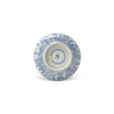 A BLUE AND WHITE ‘QILIN AND HUNDRED BOYS’ CIRCULAR COSMETIC BOX AND COVER - Foto 3