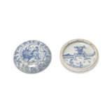 A BLUE AND WHITE ‘QILIN AND HUNDRED BOYS’ CIRCULAR COSMETIC BOX AND COVER - Foto 4