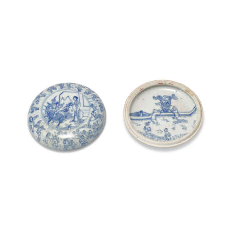 A BLUE AND WHITE ‘QILIN AND HUNDRED BOYS’ CIRCULAR COSMETIC BOX AND COVER - Foto 4