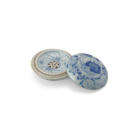 A BLUE AND WHITE ‘FLORAL’ CIRCULAR BOX, LINER AND COVER FOR PERFUME - Foto 1