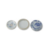 A BLUE AND WHITE ‘FLORAL’ CIRCULAR BOX, LINER AND COVER FOR PERFUME - Foto 4