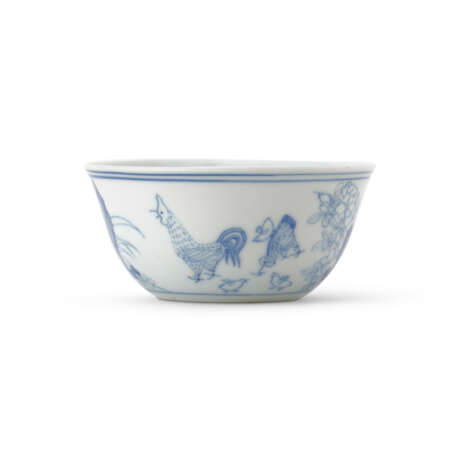 A RARE SMALL BLUE AND WHITE ‘CHICKEN’ CUP - фото 1