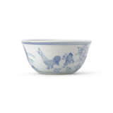 A RARE SMALL BLUE AND WHITE ‘CHICKEN’ CUP - фото 1