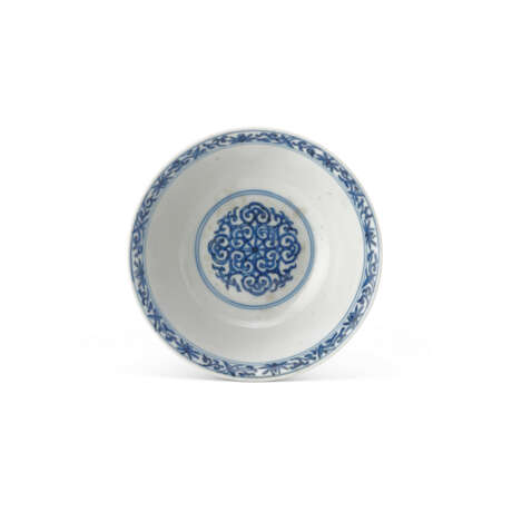 A BLUE AND WHITE ‘EIGHT BUDDHIST EMBLEMS’ SHALLOW BOWL - фото 2