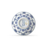 A BLUE AND WHITE ‘EIGHT BUDDHIST EMBLEMS’ SHALLOW BOWL - фото 3